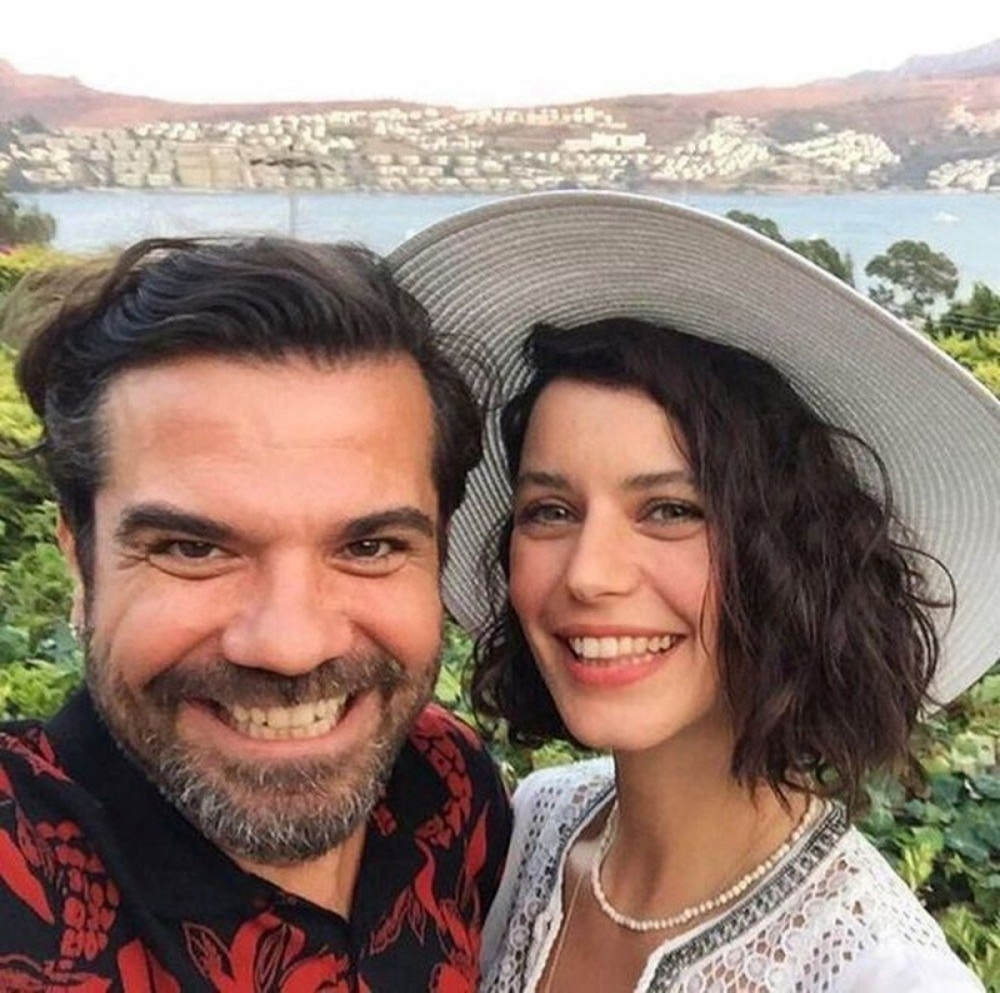 Beren Saat ve Kenan Doğulu İngiliz Konsolosluğu'na davet edildi