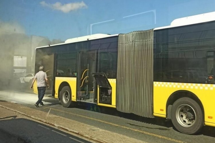 Hali&ccedil;'te metrob&uuml;ste yangın &ccedil;ıktı yolcular tahliye edildi
