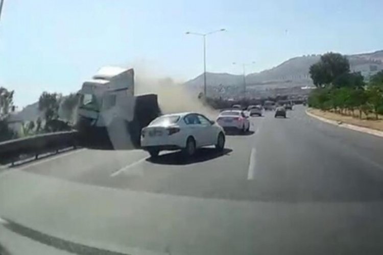 İzmir'de TIR'ın lastiği patladı, korku dolu anlar yaşandı