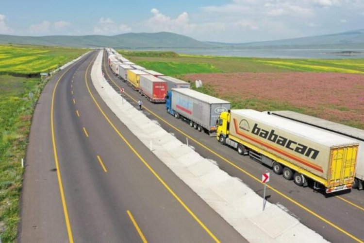 G&uuml;rcistan sınırında 16 kilometrelik tır kuyruğu &ccedil;ilesi