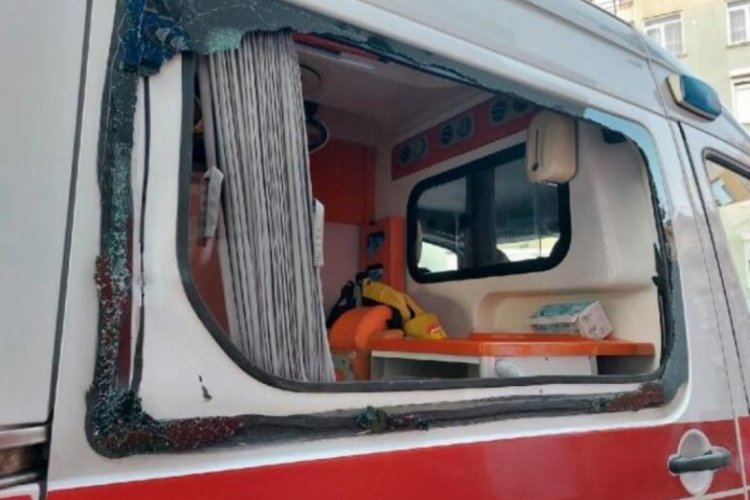Tedavi i&ccedil;in gelen sağlık ekibine kaldırım taşıyla saldırıp ka&ccedil;tı