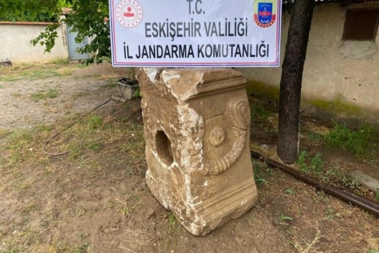 Eskişehir'de tarlasını s&uuml;ren &ccedil;ift&ccedil;i Roma d&ouml;neminden kalma eser buldu