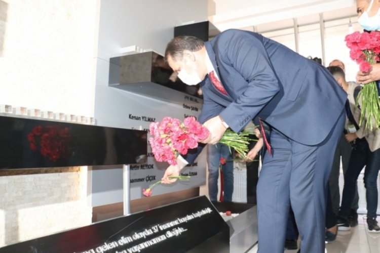 Madımak olayında hayatlarını kaybedenler karanfillerle anıldı