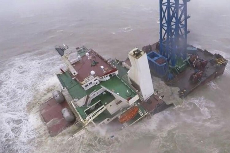 Chaba Fırtınası devasa gemiyi ikiye b&ouml;ld&uuml;. Onlarca kişiye ulaşılamıyor