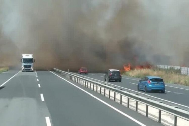 İstanbul-Tekirdağ yolunda &ccedil;ıkan yangın s&uuml;r&uuml;c&uuml;lere zor anlar yaşattı