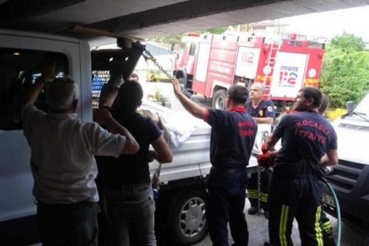 &Ccedil;eyiz y&uuml;kl&uuml; kamyonet alt ge&ccedil;ite sıkışınca trafik durdu