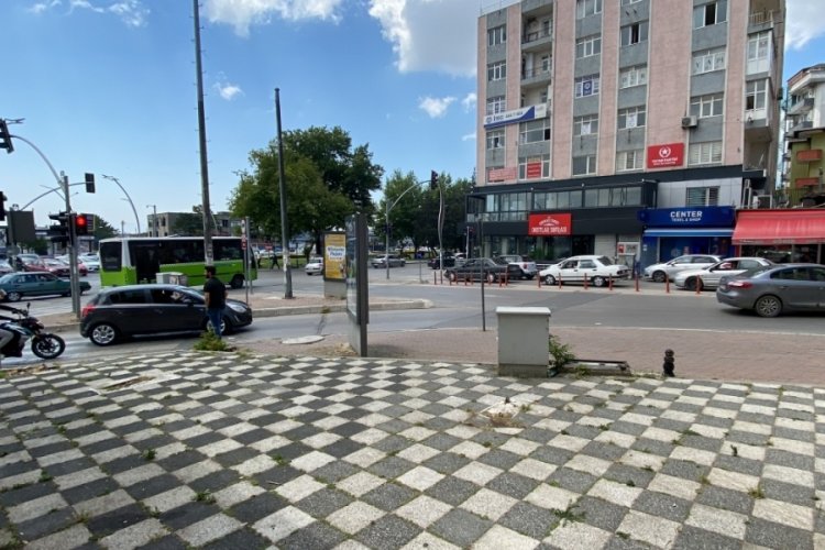 Yolun karşısına ge&ccedil;mek isteyen kadına otomobil &ccedil;arptı