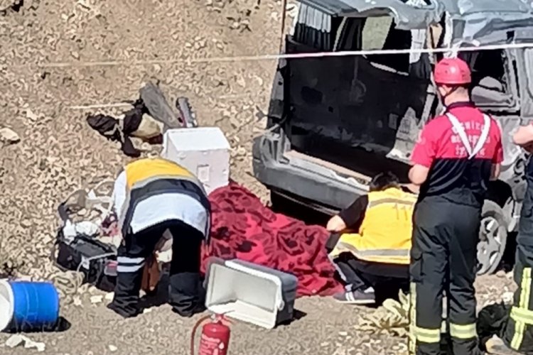 U&ccedil;uruma yuvarlanan ara&ccedil;ta feci son: 2 &ouml;l&uuml;