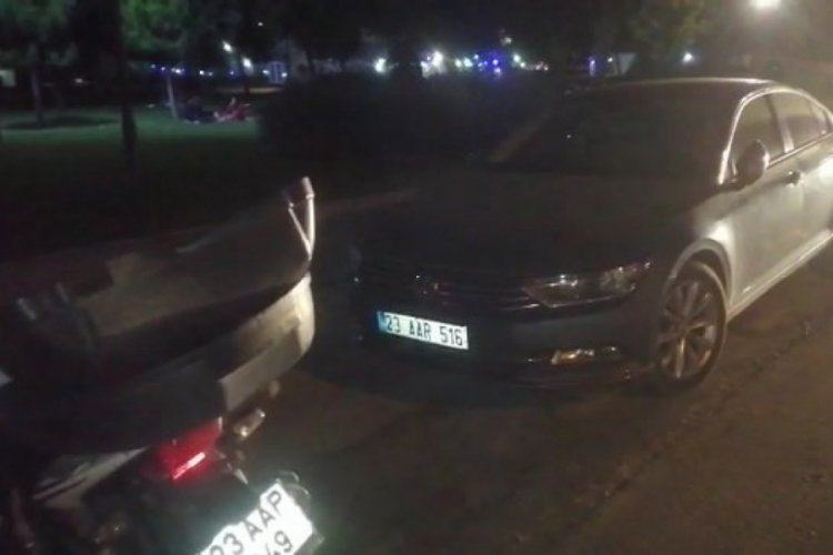 Motosiklet park halindeki otomobile &ccedil;arptı