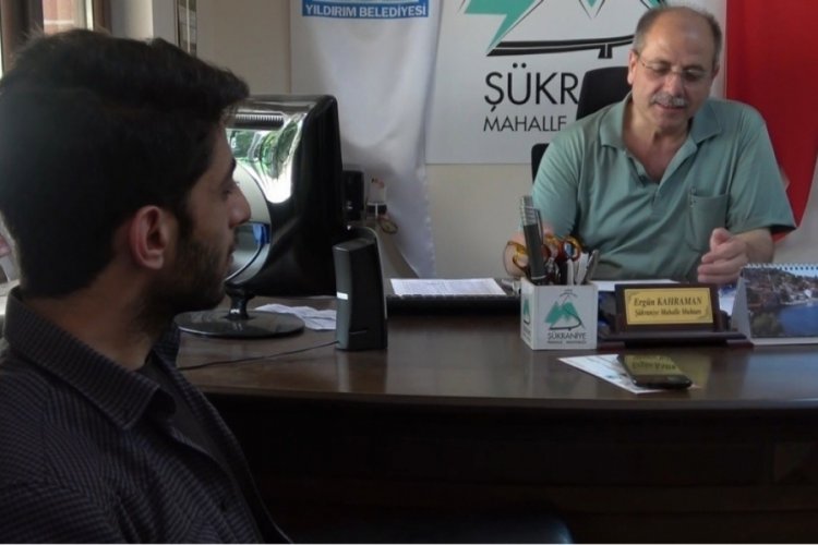 Bursa'da o muhtarın yanına giden şiir dinliyor
