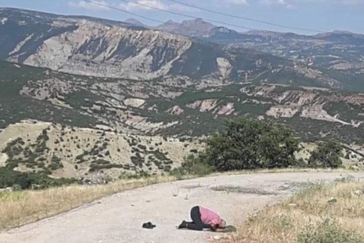 Tunceli'de kardeşinin şehit d&uuml;şt&uuml;ğ&uuml; yerde namaz kıldı