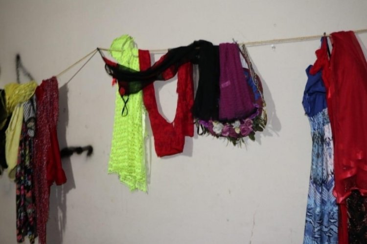 İlişki vaadiyle insanları kandırıp, gasbettiler
