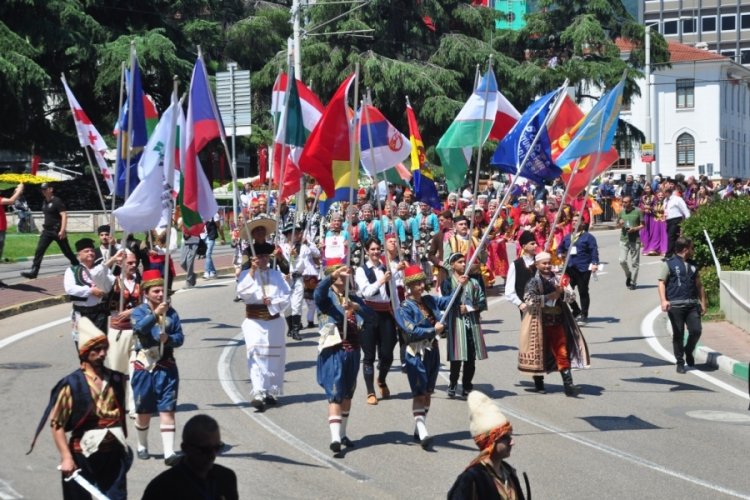 Altın Karag&ouml;z Halk Dansları Yarışmasına renkli  kortej