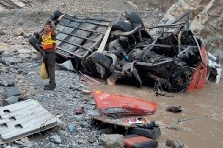 Pakistan'da vadiye u&ccedil;an otob&uuml;ste 19 kişi hayatını kaybetti