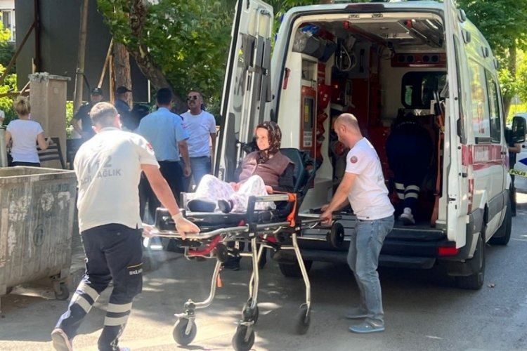 İstanbul Kartal'da 8 katlı apartmanın &ccedil;atısında &ccedil;&ouml;kme meydana geldi