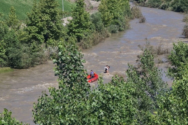 Karab&uuml;k'te &ccedil;aya girip akıntıya kapılan 2 &ccedil;ocuk kurtarıldı