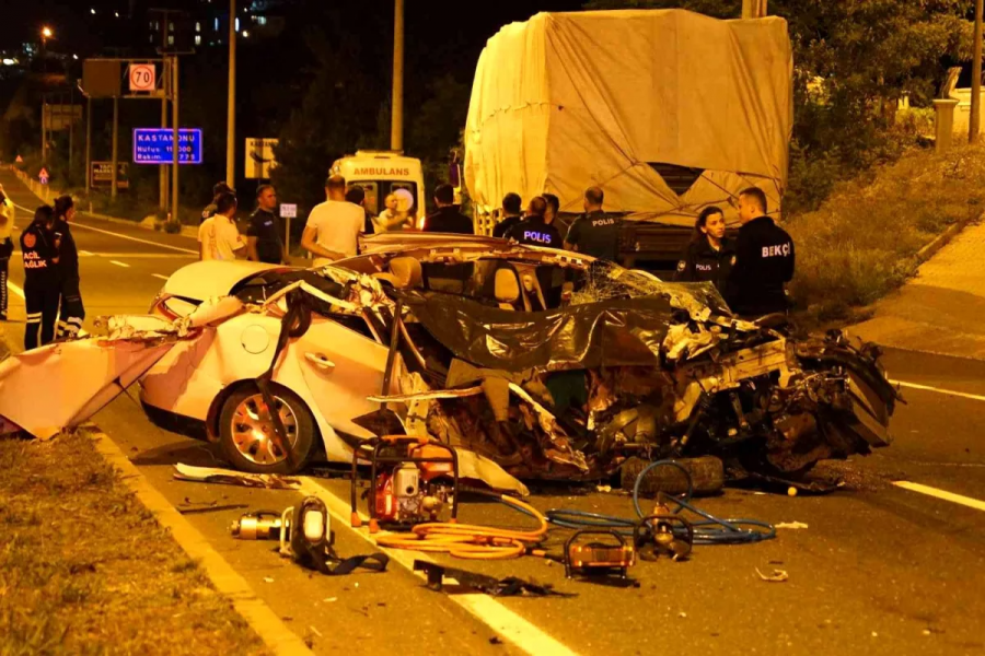 Kamyona &ccedil;arpan otomobil parampar&ccedil;a oldu: 1 &ouml;l&uuml;, 3 yaralı