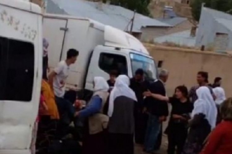 Van'da ka&ccedil;an ş&uuml;pheli minib&uuml;se ateş a&ccedil;ıldı: 1 &ouml;l&uuml;, 12 yaralı