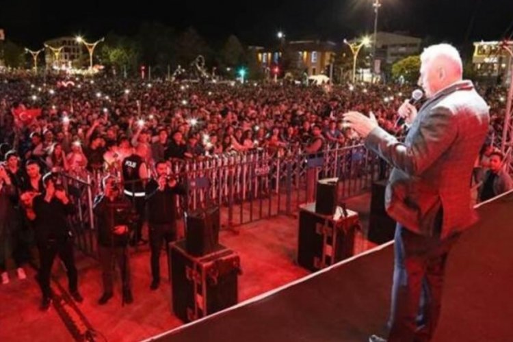 Erzincan'da d&uuml;zenlenen konsere gelen Binali Yıldırım seyirciyle t&uuml;rk&uuml; s&ouml;yledi