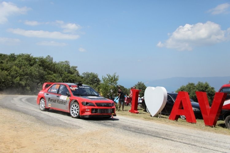 Bursa'da otomobillerin tırmanış yarışı nefes kesti