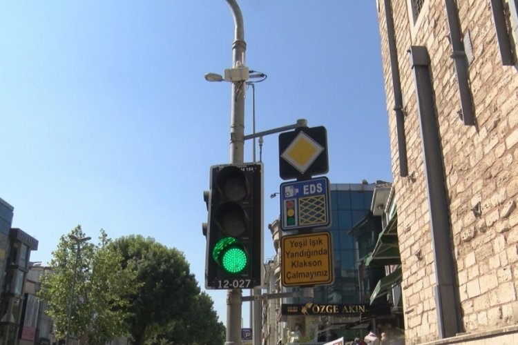 Trafik ışıkları acil durum ara&ccedil;larına 'yeşil' renkte yanacak