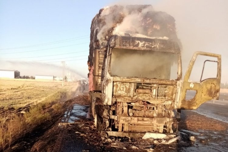 Saman balyası y&uuml;kl&uuml; tır seyir halinde alev aldı