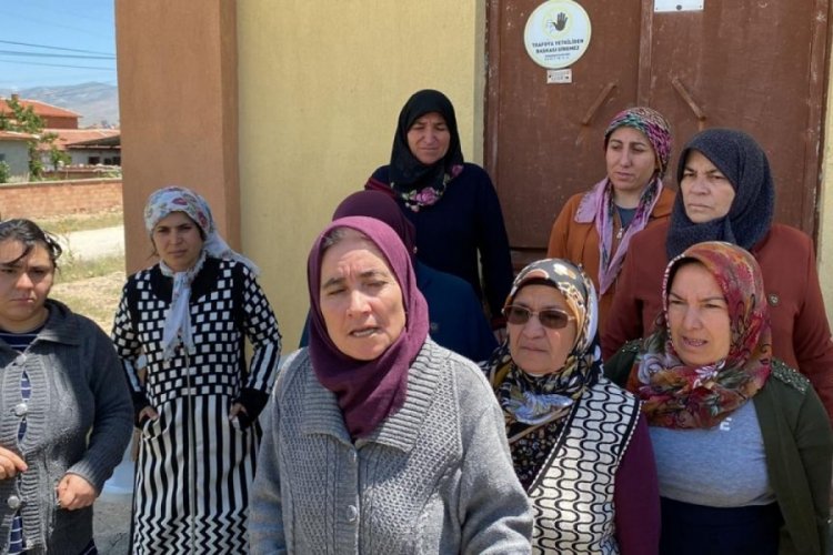 Afyonkarahisar'da doğalgaz verilmeyen mahalle sakinleri sokağa d&ouml;k&uuml;ld&uuml;