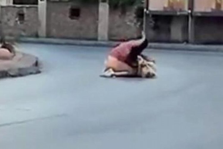 Antalya'da iki kadın yol ortasında kavga etti