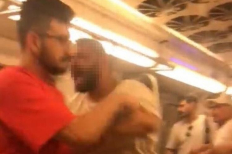İstanbul'da metroda &ccedil;ıkan kavga yolcuların araya girmesi ile sona erdi