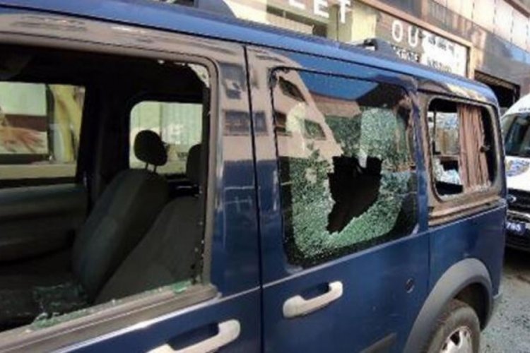 İstanbul Kağıthane'de &ccedil;eki&ccedil;li saldırıda 3 iş yeri ile 2 aracın camlarını tuzla buz oldu