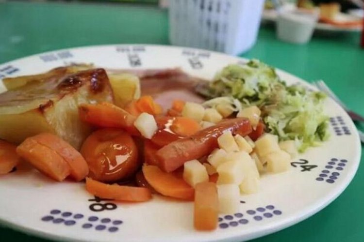İngiltere'de hayat pahalılığı nedeniyle okul &ouml;ğ&uuml;nlerinden bir &ccedil;ok gıda &ccedil;ıkartılıyor