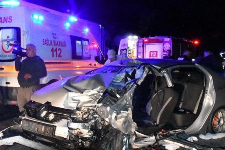Kırklareli'nde minib&uuml;se &ouml;nce lastik sonra da otomobil &ccedil;arptı