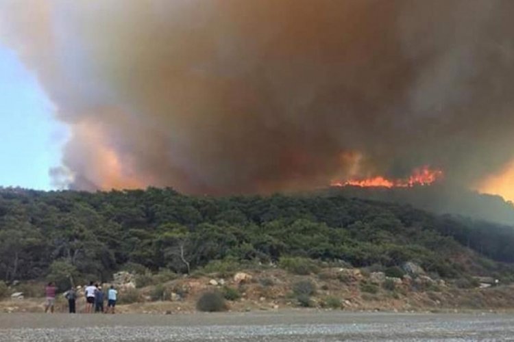 Antalya'da &ccedil;ıkan orman yangında soğutma &ccedil;alışmaları devam ediyor