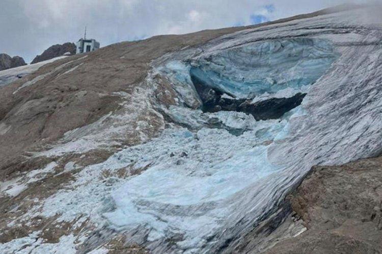Alpler'de buzul par&ccedil;ası faciasında &ouml;l&uuml; sayısı 6'ya y&uuml;kseldi, 30 kişi kayıp
