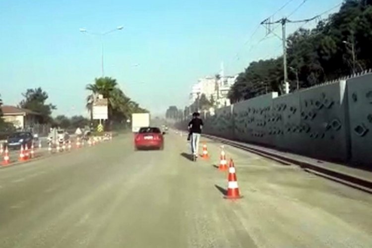 Bir scootera 3 kişi bindiler canlarını hi&ccedil;e saydılar