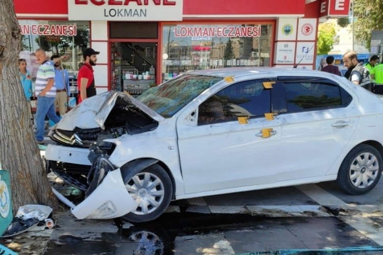 Şanlıurfa'da yayaların arasına dalan otomobil s&uuml;r&uuml;c&uuml;s&uuml; ka&ccedil;tı