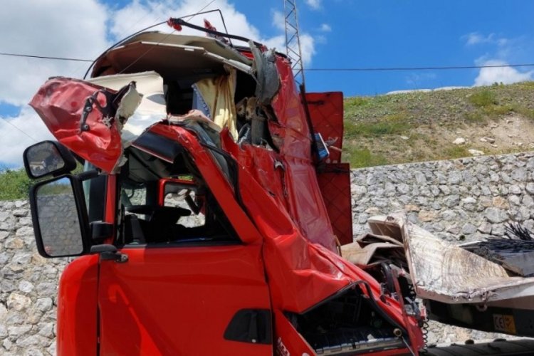 Samsun'da tır başka bir tırın &uuml;zerinden ge&ccedil;ti