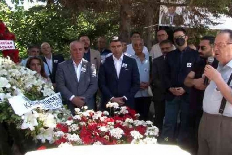 Eski bakan Mehmet Moğultay, mezarı başında anıldı