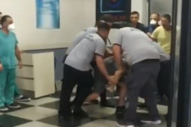 İzmir'de baba-oğul hastanede 2 g&uuml;venlik&ccedil;iyi darp etti, &uuml;stlerinden 3 bı&ccedil;ak ve 1 satır &ccedil;ıktı