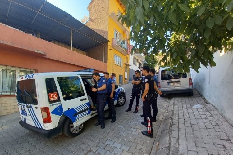 Aydın'da evi basılan kadın yardım istedi, olay yerine gelen polisler muhabirleri engelledi