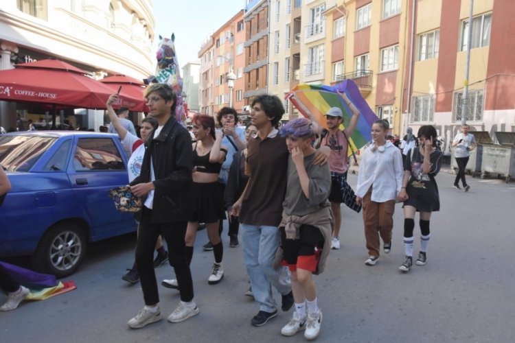 İzinsiz LGBT y&uuml;r&uuml;y&uuml;ş&uuml;nde g&ouml;zaltına alınan şahıslar serbest kaldı