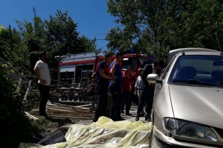 El frenini &ccedil;ekmeyi unuttuğu otomobilinin altında kaldı