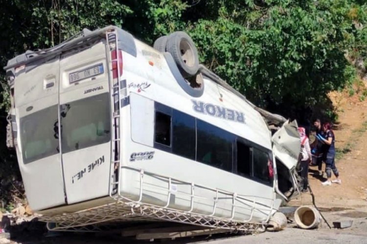 Tarım iş&ccedil;ilerini taşıyan minib&uuml;s kaza yaptı: 4'&uuml; ağır 27 yaralı