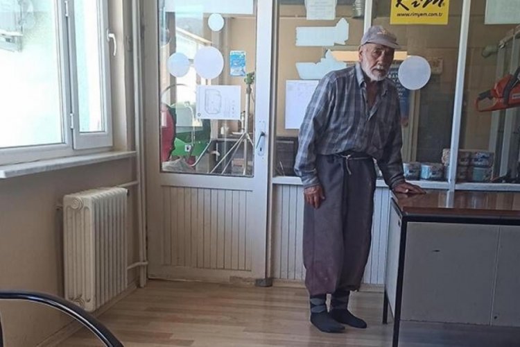 İş&ccedil;iden y&uuml;rek burkan hareket! Yerler kirlenmesin diye...