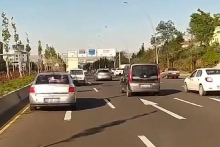 Ankara'da ambulansa yol vermeyen 5 araca para cezası