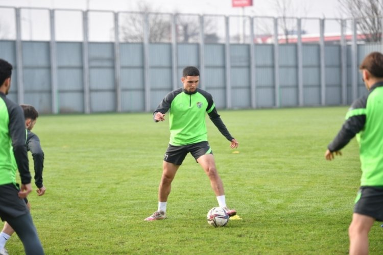 Bursaspor Kul&uuml;b&uuml; Başkanı Banaz: "Tuğbey Akg&uuml;n'le alakalı ısrarımız devam ediyor"