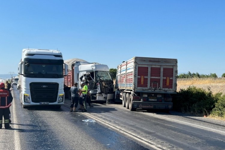 İki tır kafa kafaya &ccedil;arpıştı: 1 yaralı