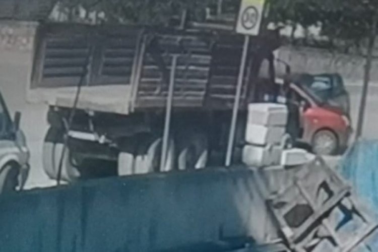Bursa'da otomobillerin &ccedil;arpıştığı kaza saniye saniye kamerada