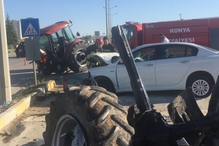 Otomobille &ccedil;arpışan trakt&ouml;r ikiye b&ouml;l&uuml;nd&uuml;