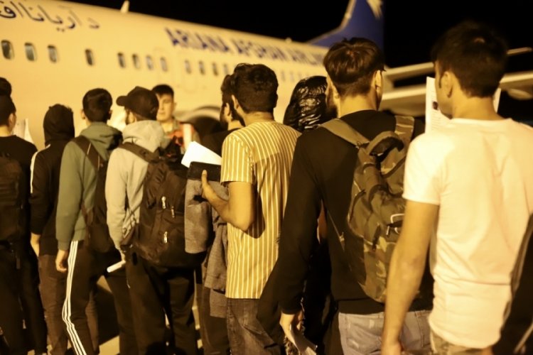273 Afgan g&ouml;&ccedil;men daha u&ccedil;akla &uuml;lkelerine g&ouml;nderildi
